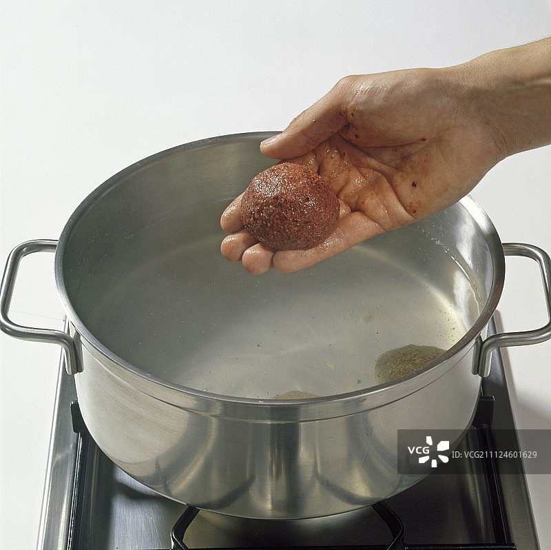 手将饺子放入锅中，步骤7图片素材