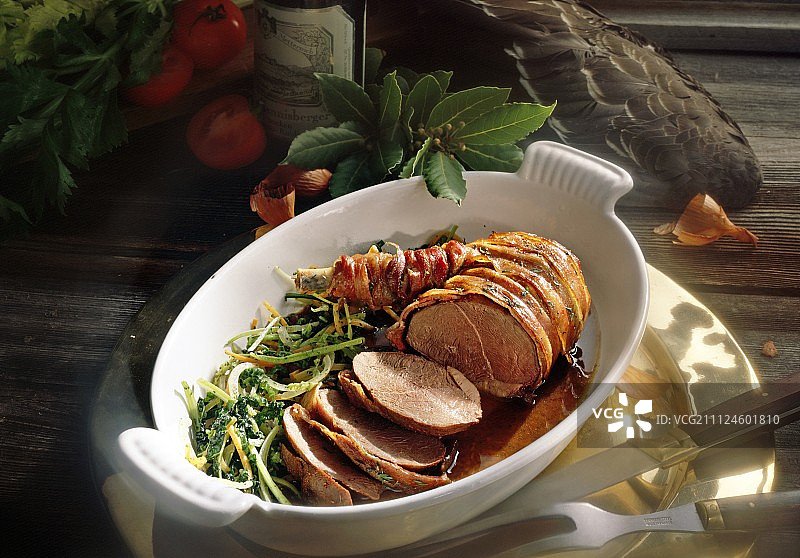 砂锅培根蔬菜烤鹅胸肉图片素材