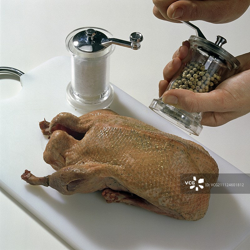 鸭肉调味步骤1：撒上盐、胡椒和香料图片素材