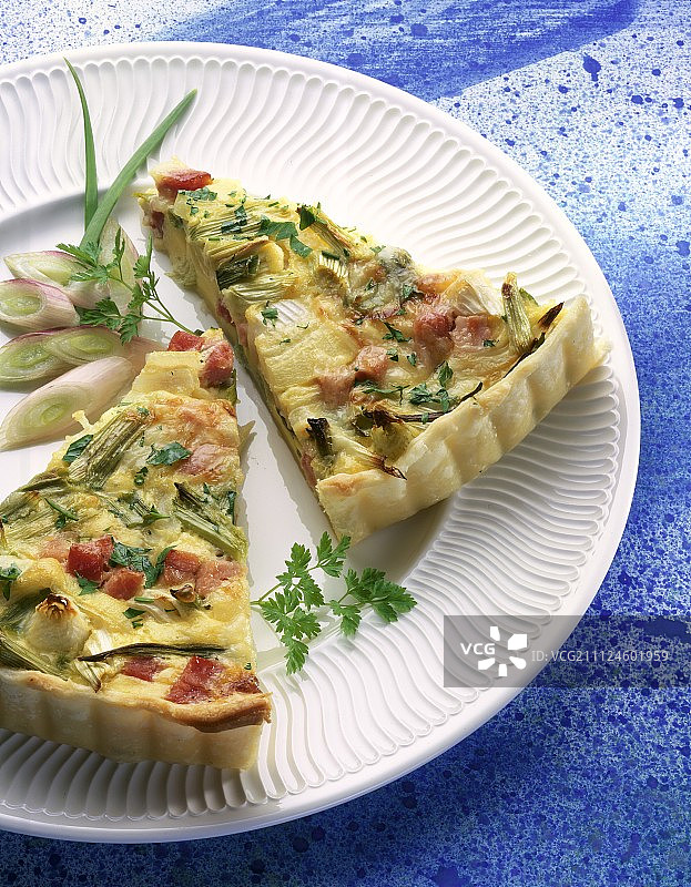 香葱乳蛋饼特写：盘中点缀欧芹图片素材