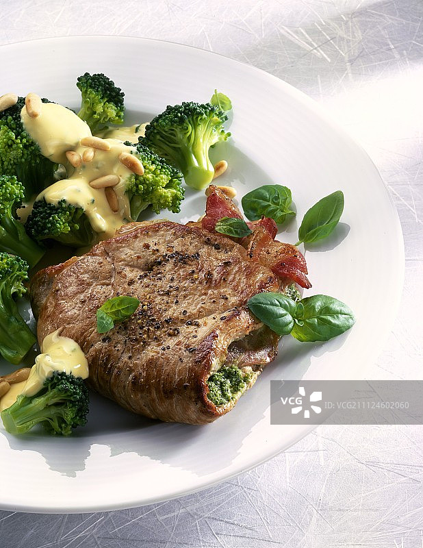 盘子里放着西兰花酿牛排的特写图片素材