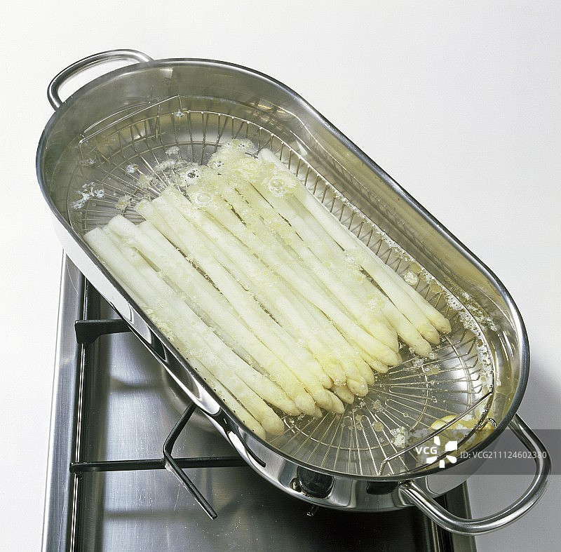 在浅锅中焯水的芦笋图片素材