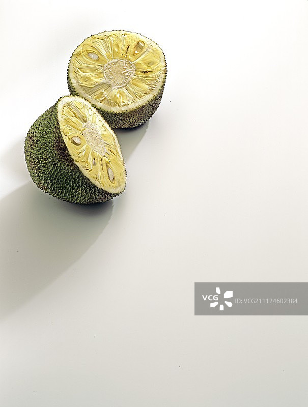 白色背景上的半个绿色菠萝蜜图片素材