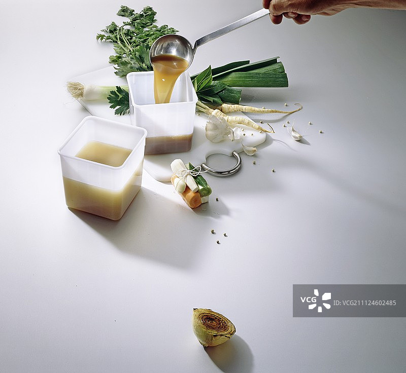 将炖菜倒入装有蔬菜的罐子中，留白图片素材