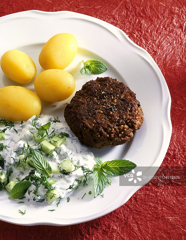 肉丸配煮土豆和奶酪奶油的特写图片素材