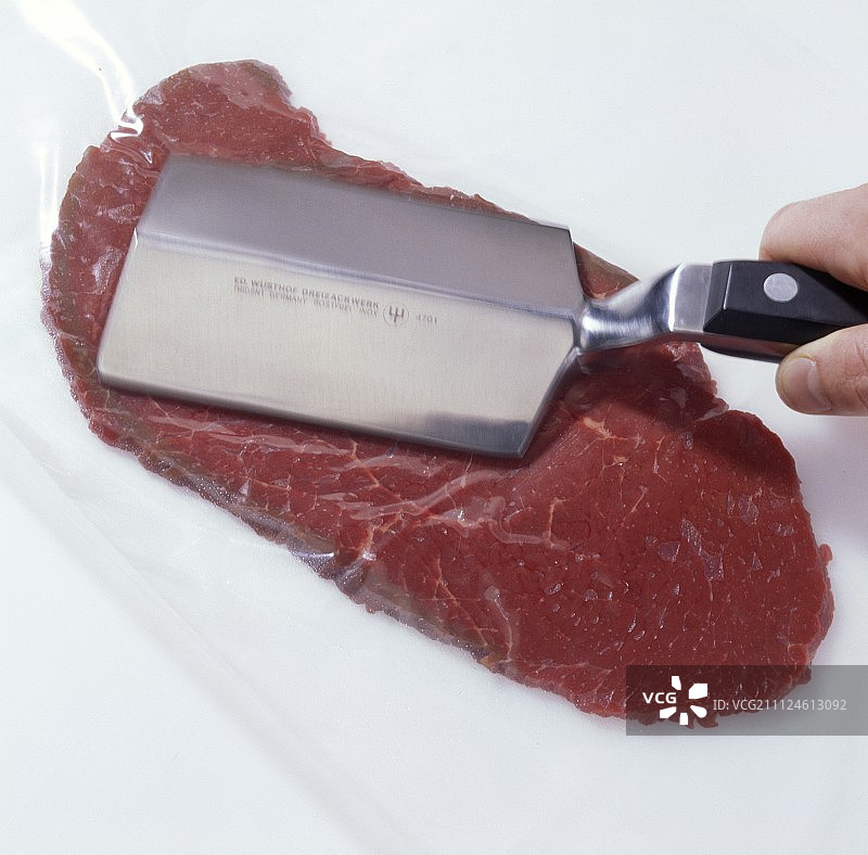 用肉锤压扁肉，准备牛肉塔塔，步骤2图片素材