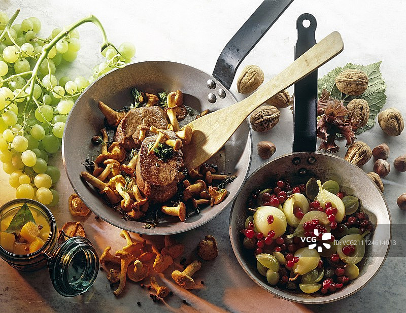 肉类搭配蘑菇和水果图片素材