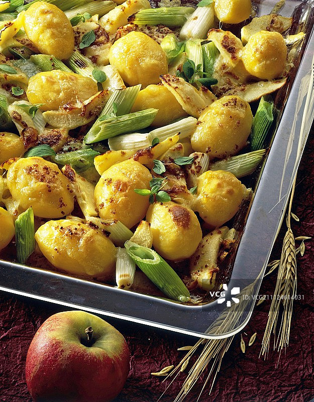 罐装苹果芥末土豆图片素材