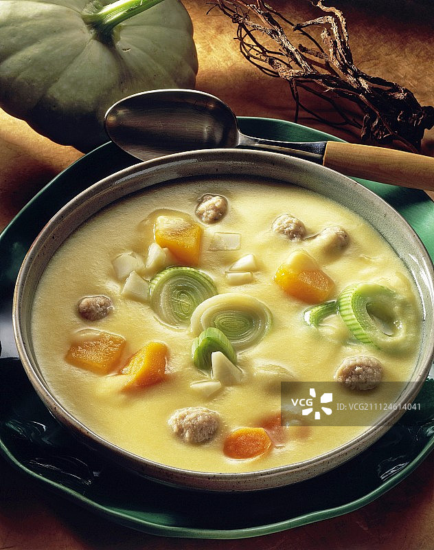 南瓜土豆奶油汤配肉丸韭葱图片素材