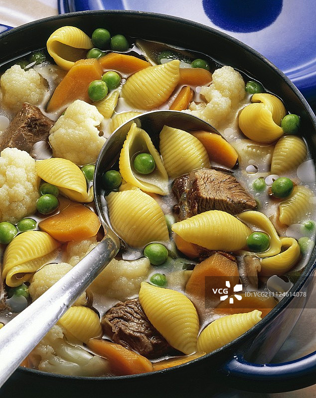 锅中牛腱、豌豆、胡萝卜和球芽甘蓝的面条汤特写图片素材