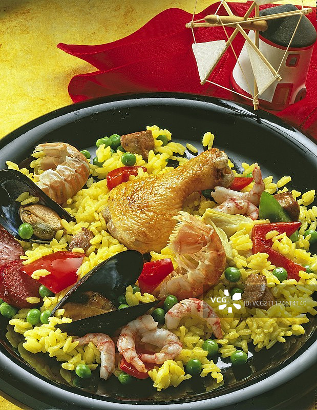 鸡肉海鲜饭：含贻贝和海螯虾图片素材