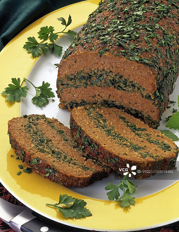 切片肉饼配绿色香草特写图片素材