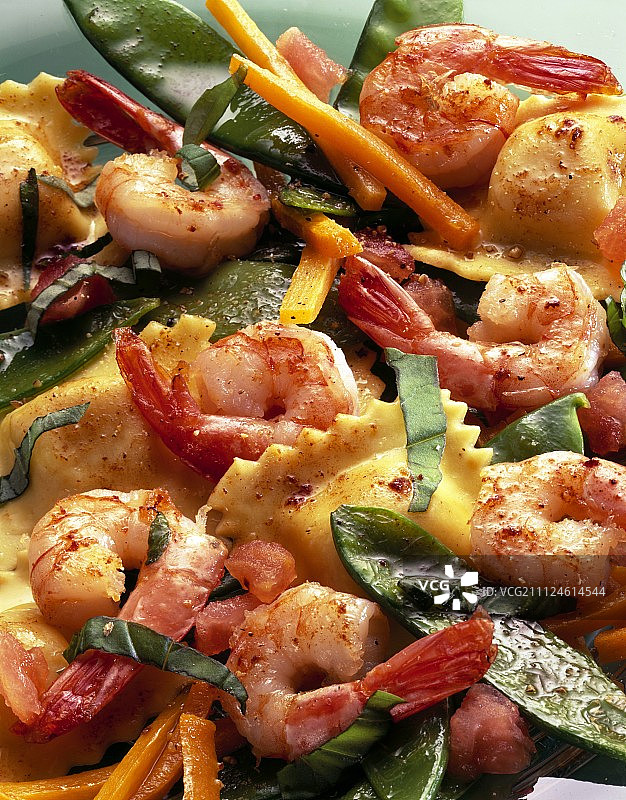 虾仁馄饨配甜豆和胡萝卜特写图片素材