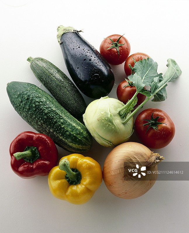 白色背景上的茄子、番茄、辣椒、洋葱和西葫芦图片素材