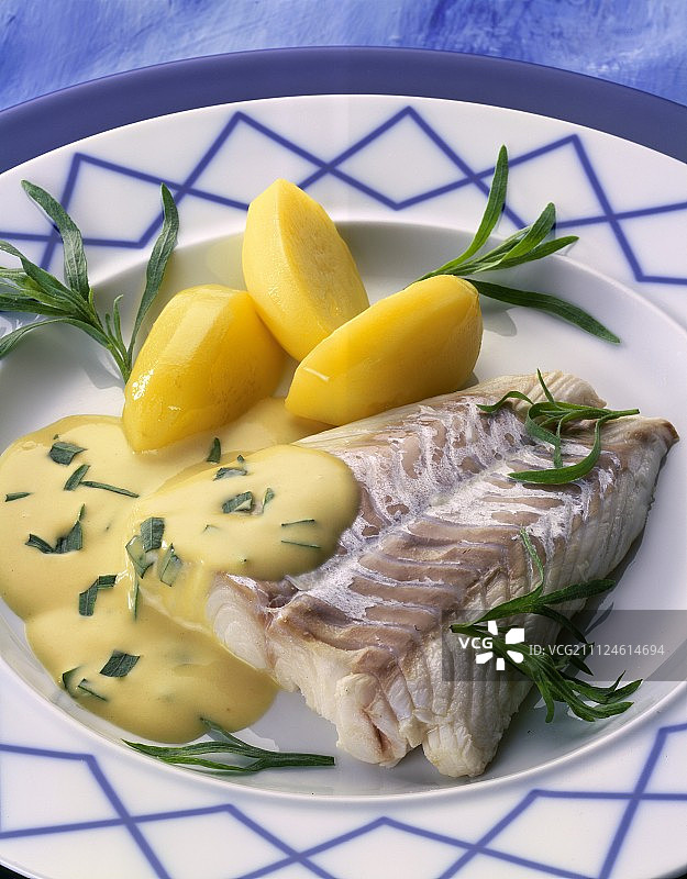 鳕鱼片配芥末酱、龙蒿和土豆图片素材