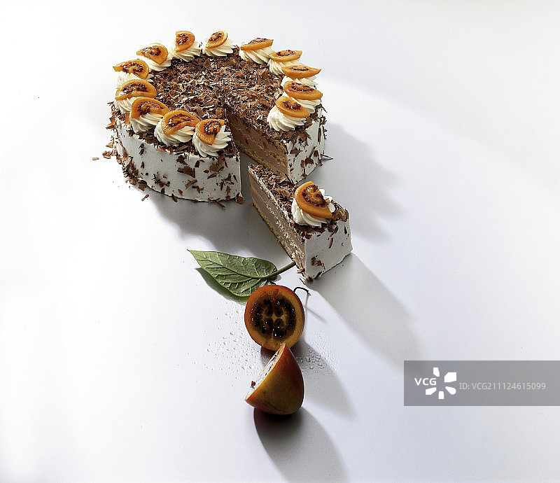 白色背景上的树番茄蛋糕图片素材