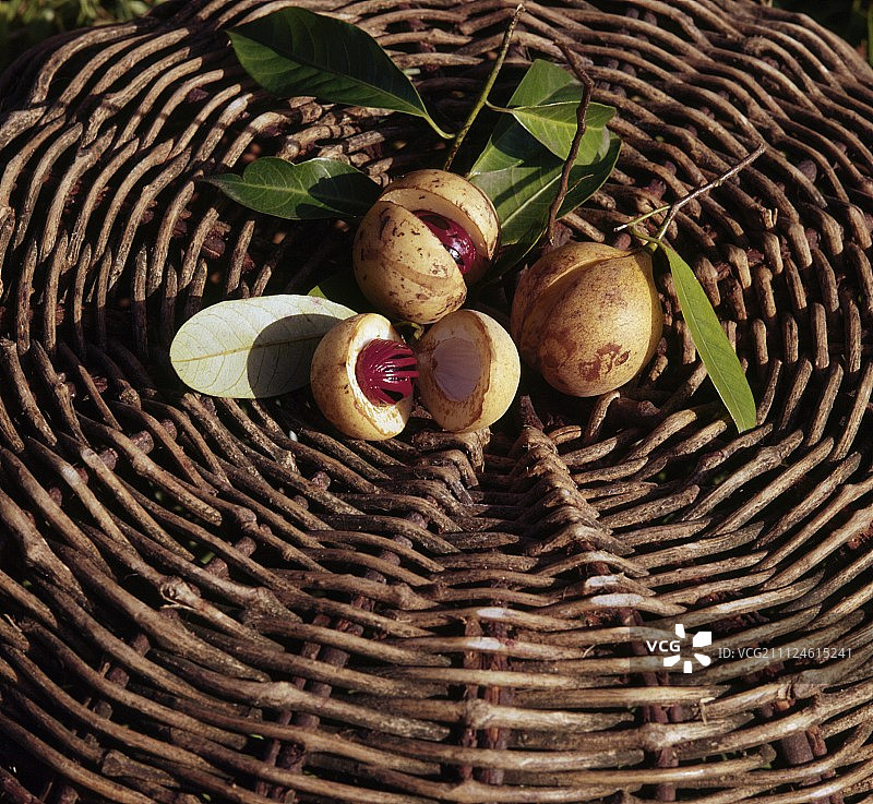 柳条筐里的肉豆蔻果实图片素材