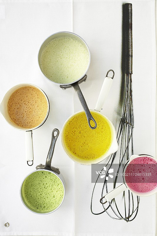 砂锅中不同种类的酱汁，旁边有大型搅拌器图片素材