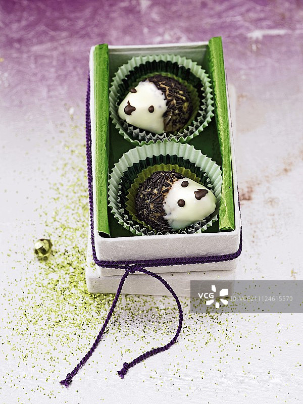 盒子里的两个刺猬造型的麦芬蛋糕图片素材