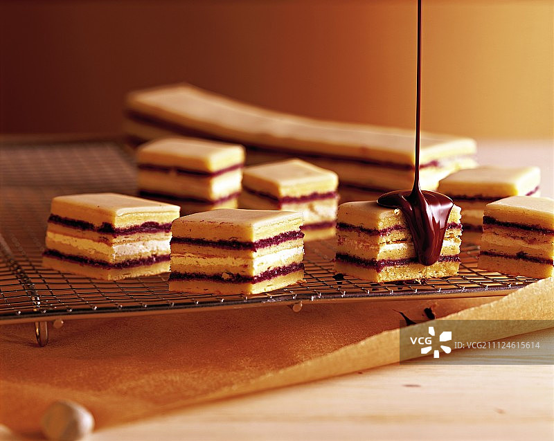 将巧克力倒在饼干馅饼上，步骤 1图片素材