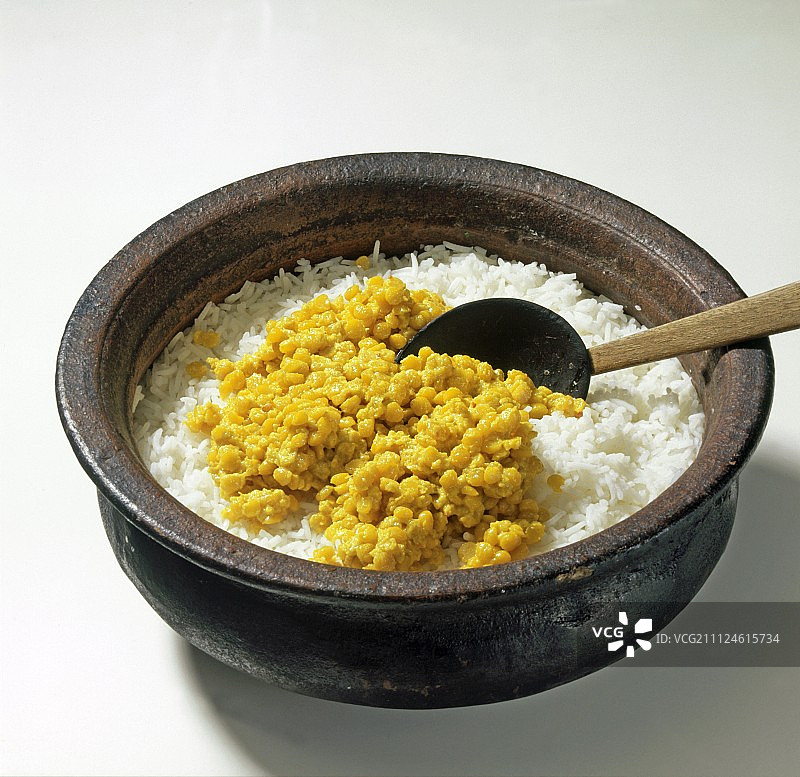 瓦罐里的巴斯马蒂香米和鹰嘴豆图片素材