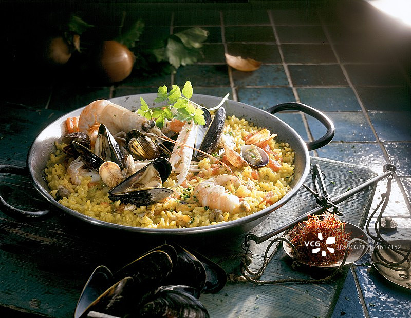 用海虹、虾和欧芹烹制的西班牙海鲜饭图片素材
