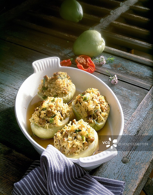 酿基督风与米饭、肉、灯笼和辣椒图片素材