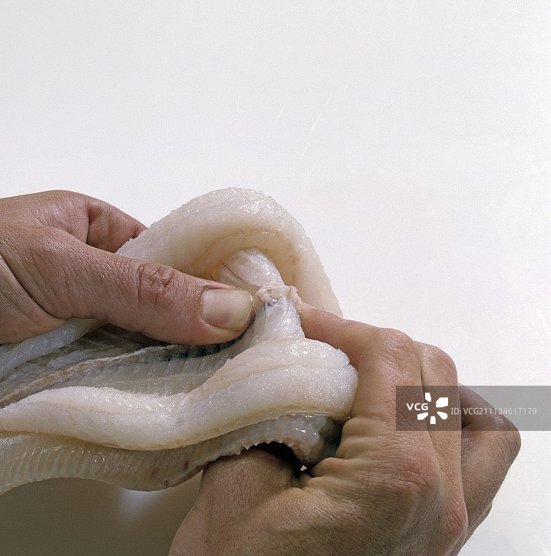 拧鱼骨的步骤4特写图片素材