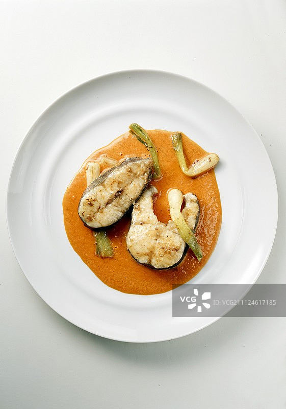 盘装胡椒酱汁鲶鱼图片素材