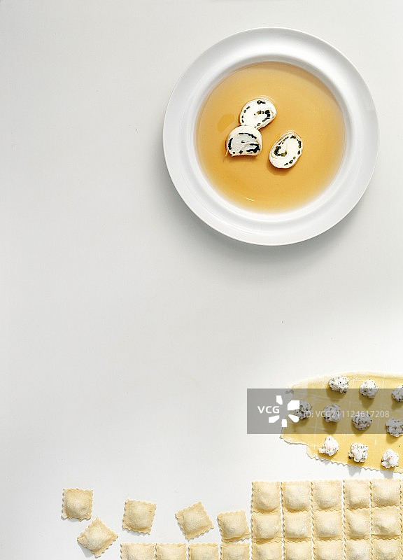 盘子里的三文鱼馄饨和白色背景下的生三文鱼馄饨图片素材