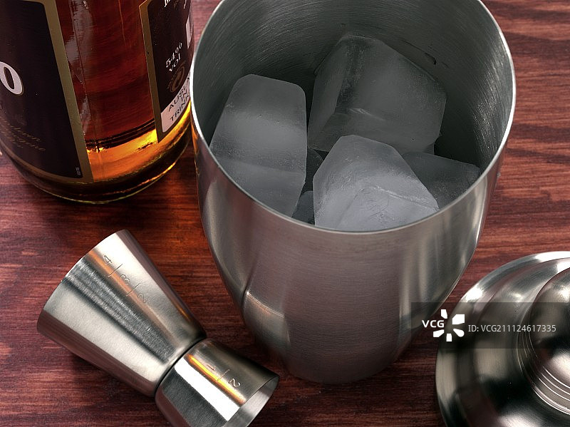 带冰块的摇壶和量杯特写图片素材