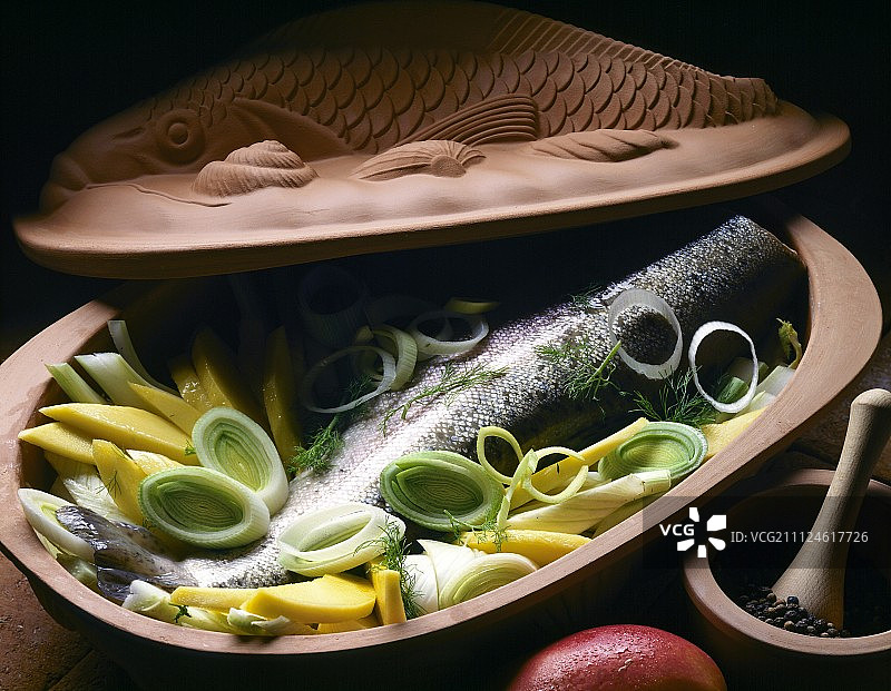 配芒果和茴香的鲑鳟鱼特写图片素材