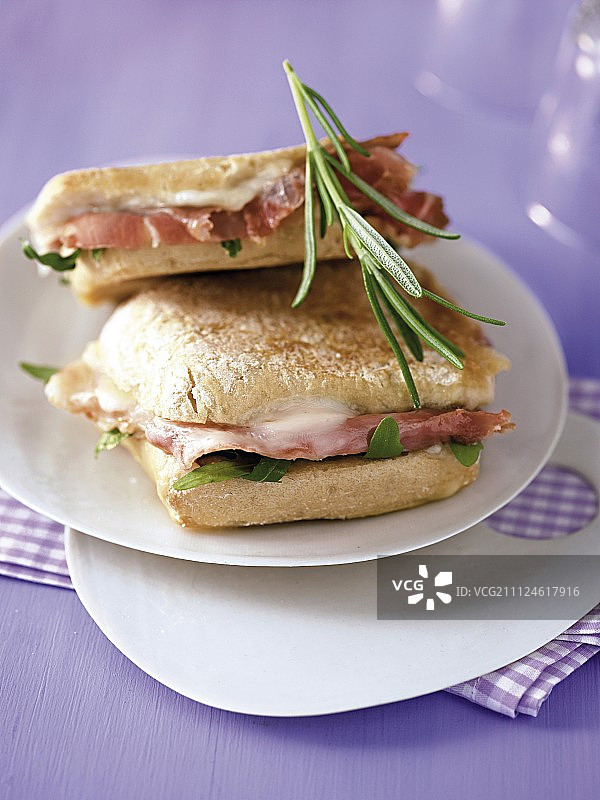 盘子上放着火腿、刺山柑和迷迭香帕尼尼图片素材