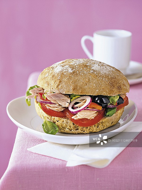 金枪鱼橄榄面包图片素材