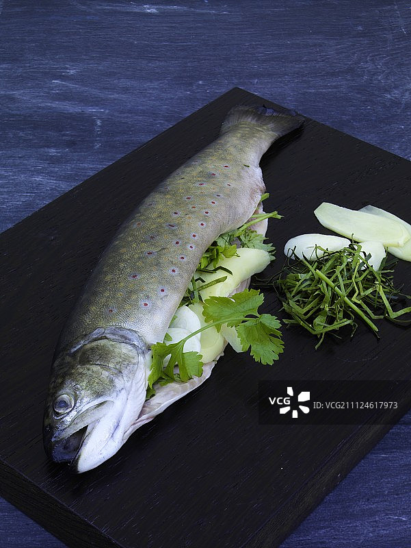 香草姜味烤鱼制作步骤1：鱼身填满香料图片素材