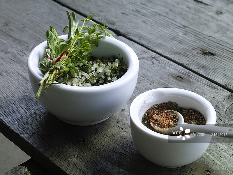 木桌上的两碗香辣盐和辣椒粉图片素材