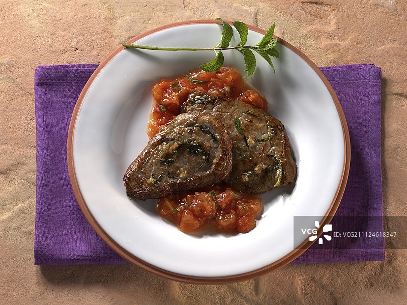 薄牛排配薄荷番茄图片素材