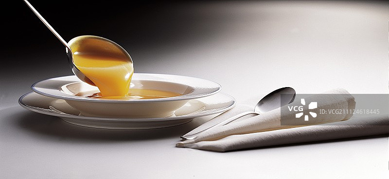 用勺子盛碗的南瓜汤图片素材