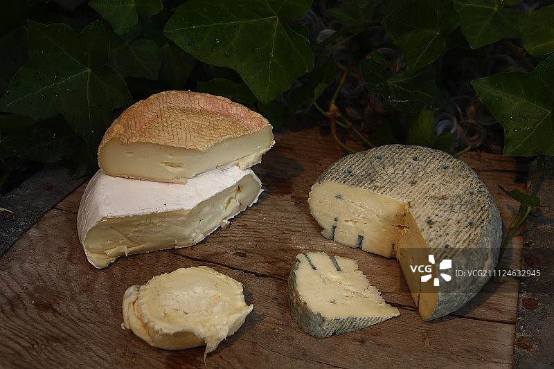 木板上的三种哥特兰奶酪图片素材