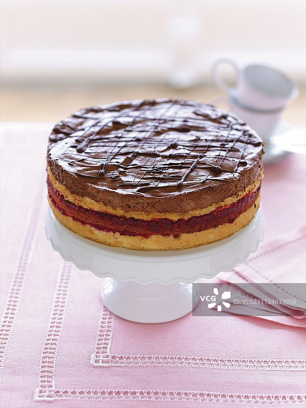 蛋糕架上的红白海绵巧克力梨蛋糕图片素材