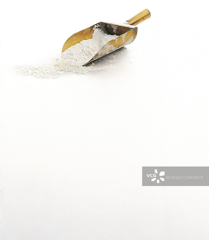 白色背景上的小麦粉和铲子图片素材