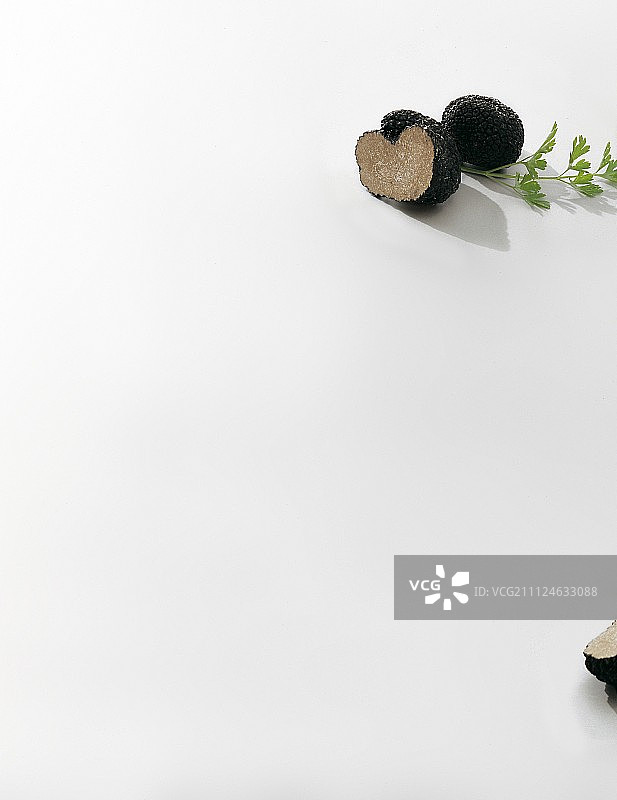 白色背景上的松露和欧芹叶图片素材