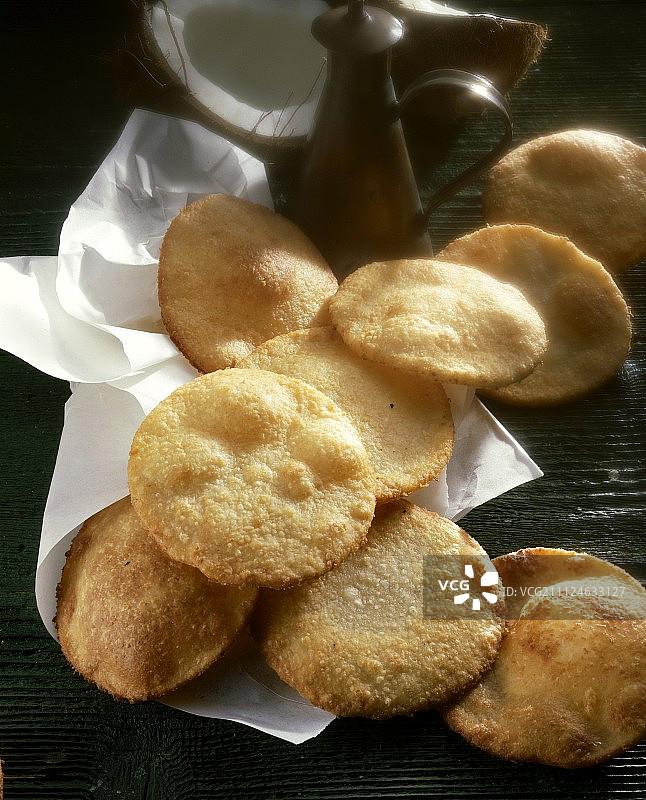 烘焙纸上的九个椰子饼特写图片素材