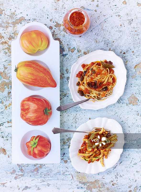 用不同番茄制成的番茄酱意面图片素材