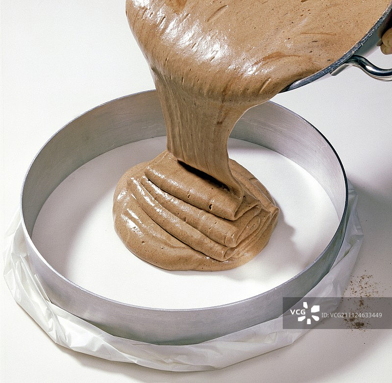 倒入蛋糕圈中的面团特写，步骤5图片素材