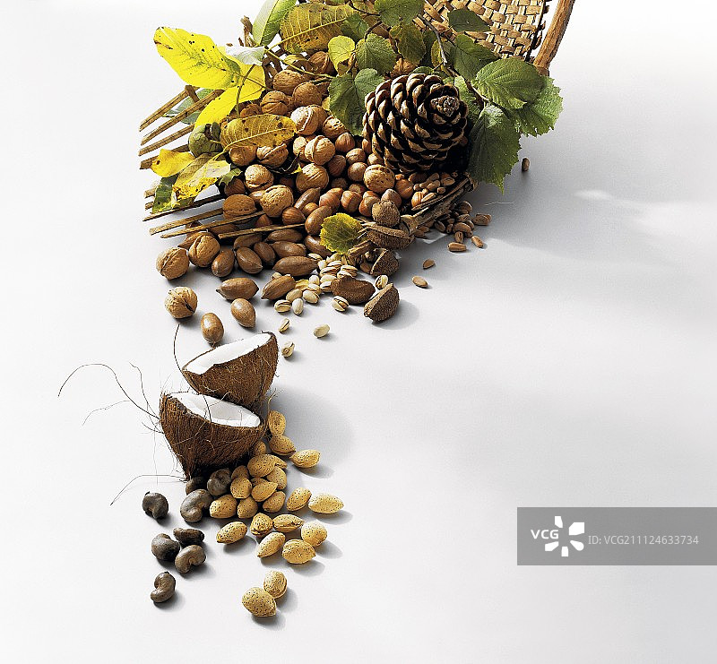 柳条筐中的各种坚果和树叶图片素材