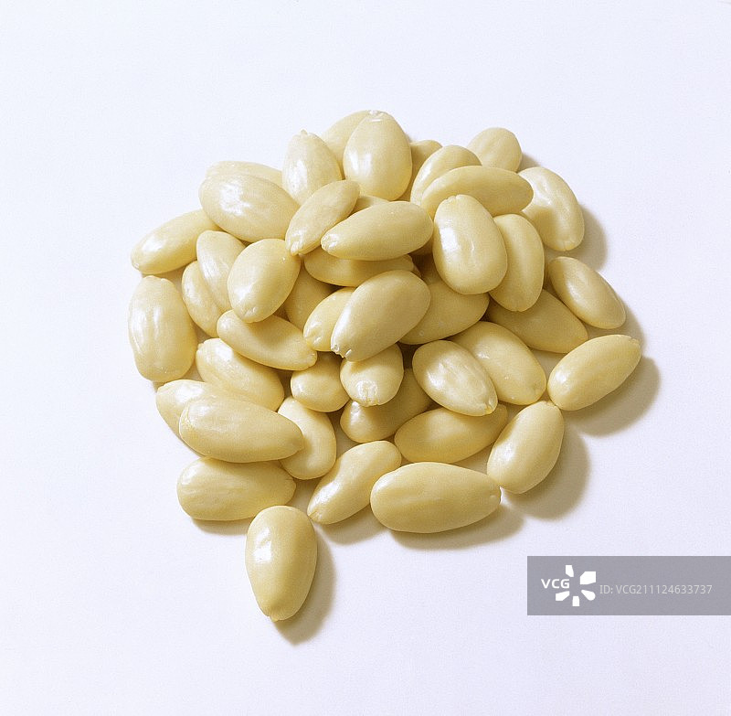 白色背景下剥皮杏仁的特写图片素材