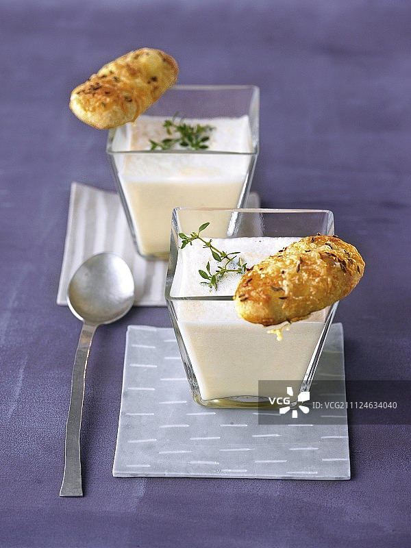 奶酪香菜迷你奶油汤图片素材