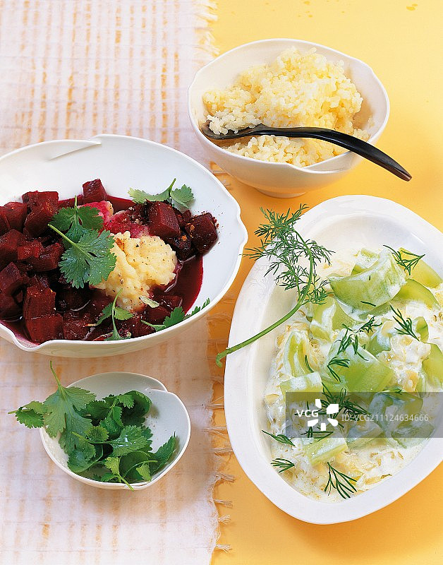 甜菜根烩粗麦粉与香菜叶图片素材