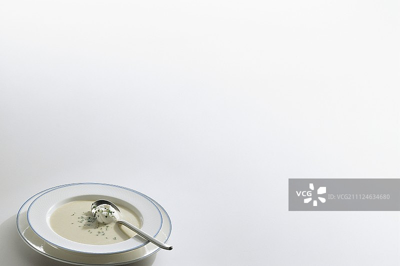 盘子里的鲜奶油朝鲜蓟汤图片素材